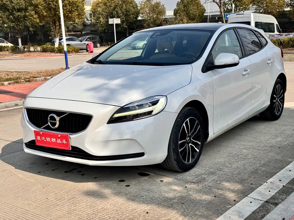 Volvo V40 2017 — фото 1