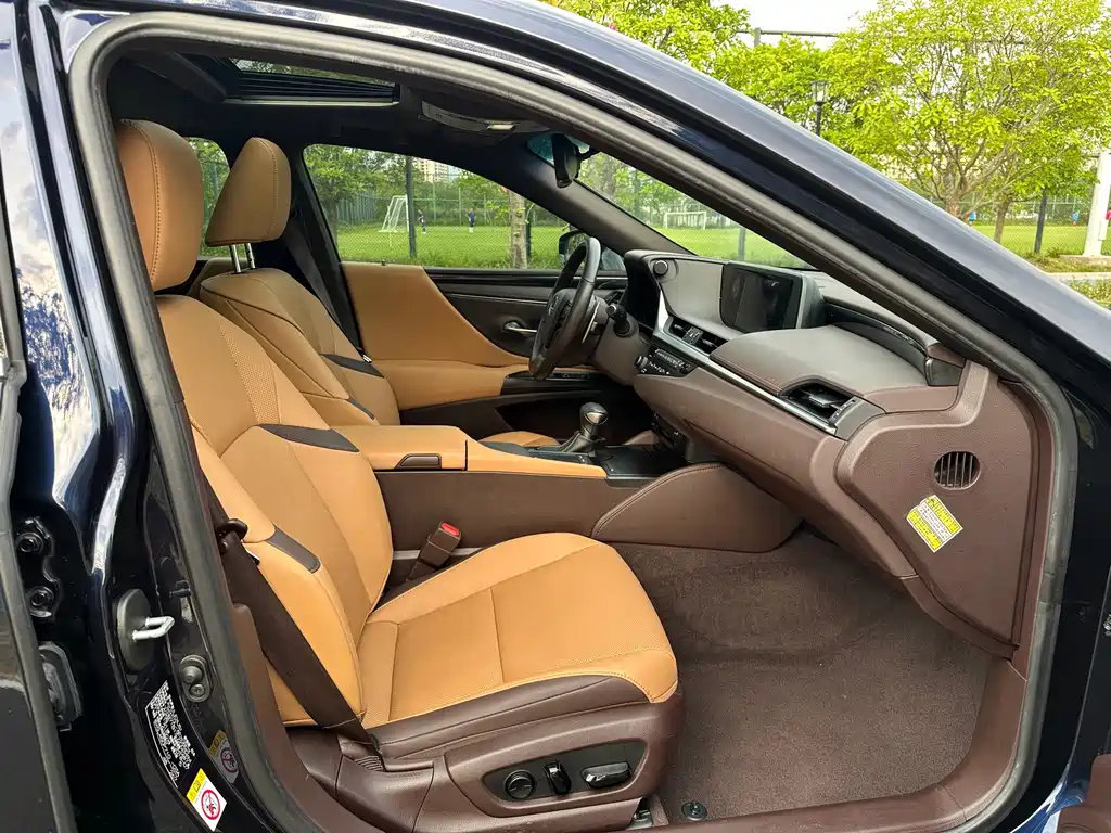 Lexus ES 2018 — фото 12