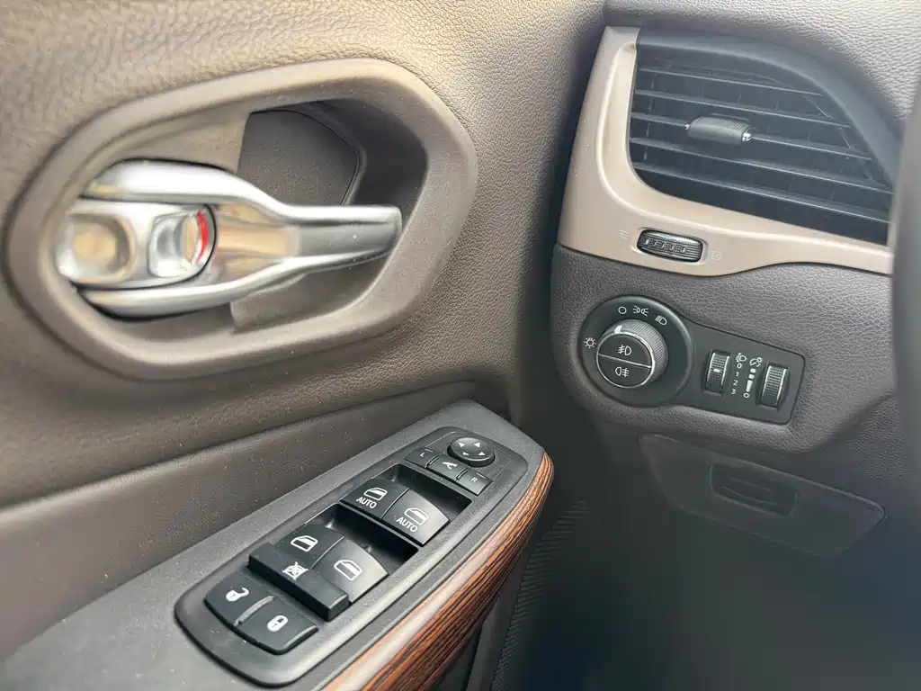 Jeep Cherokee 2017 — фото 13
