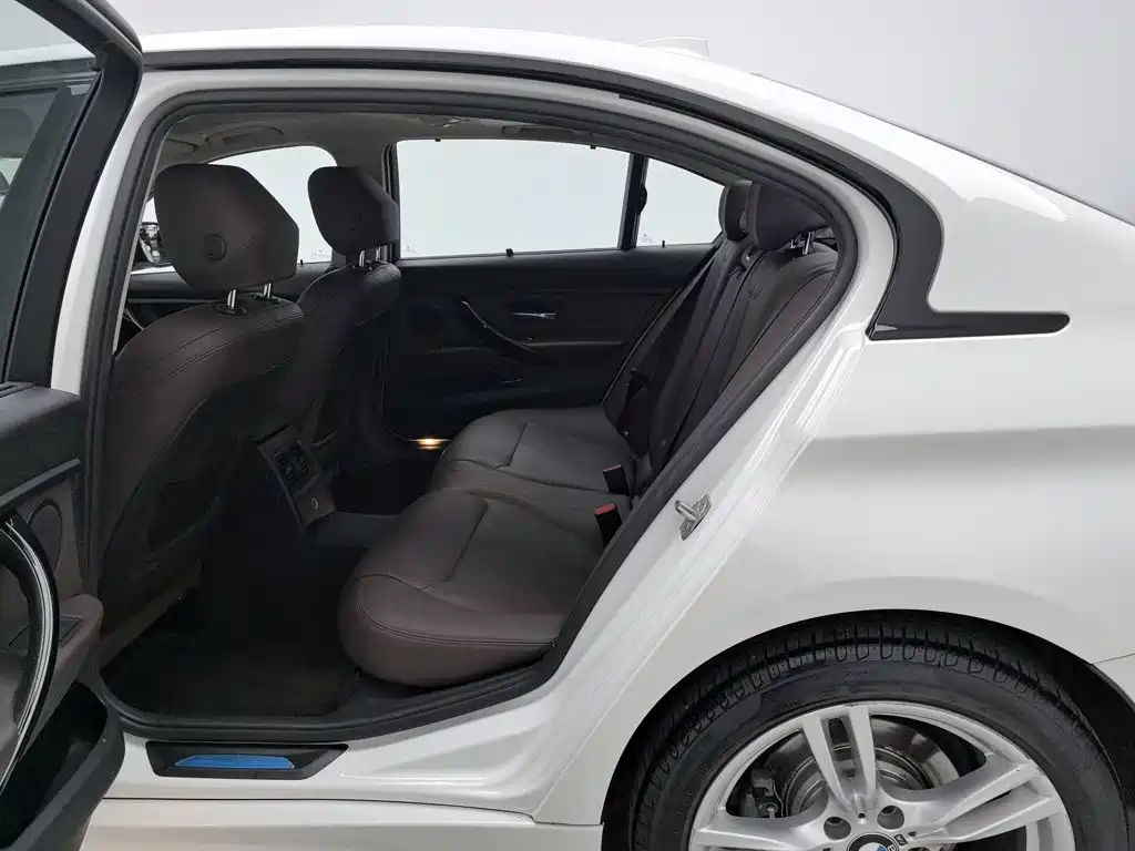 BMW 3 Series 2018 — фото 15
