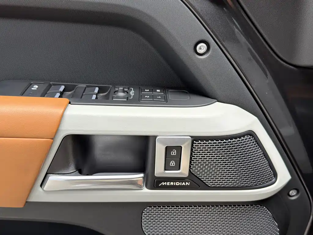 Land Rover Defender 2023 — фото 15