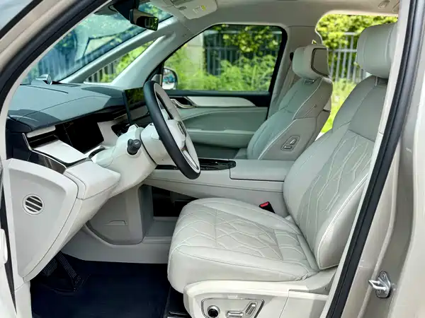 Volvo EM90 2026
