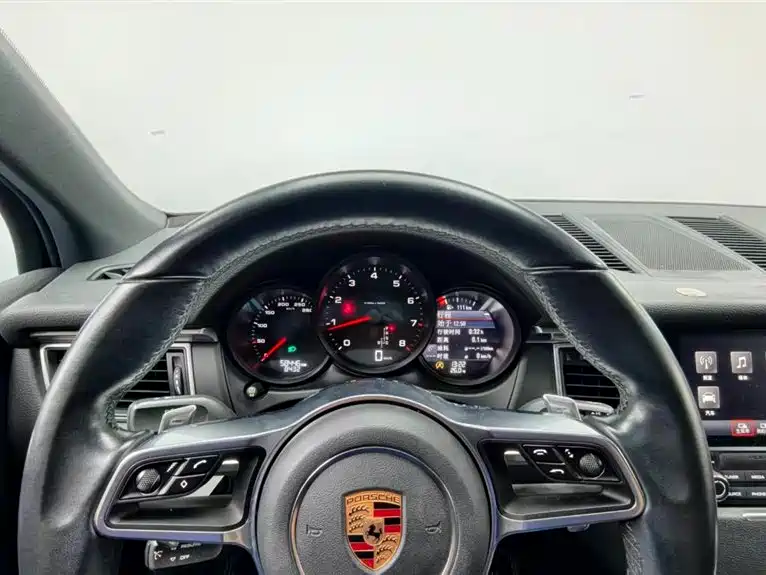 Porsche Macan 2017 — фото 11