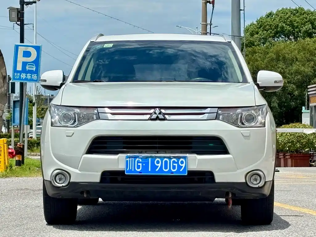 Mitsubishi Outlander 2015 — фото 1