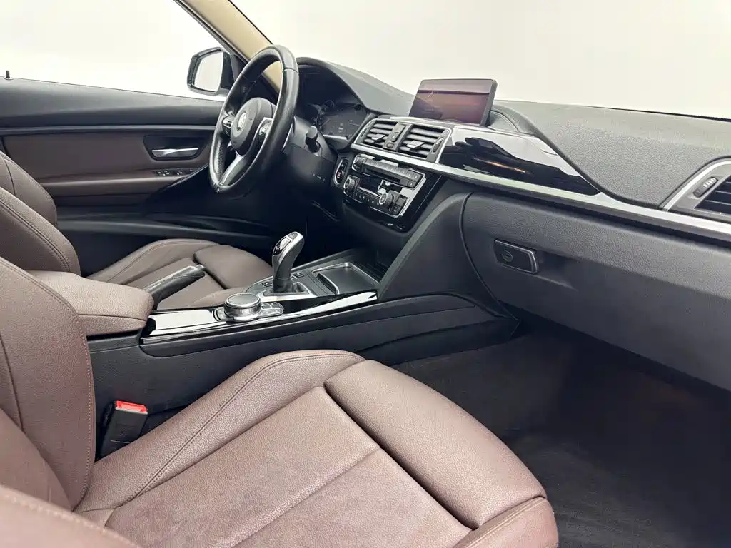 BMW 3 Series 2018 — фото 18