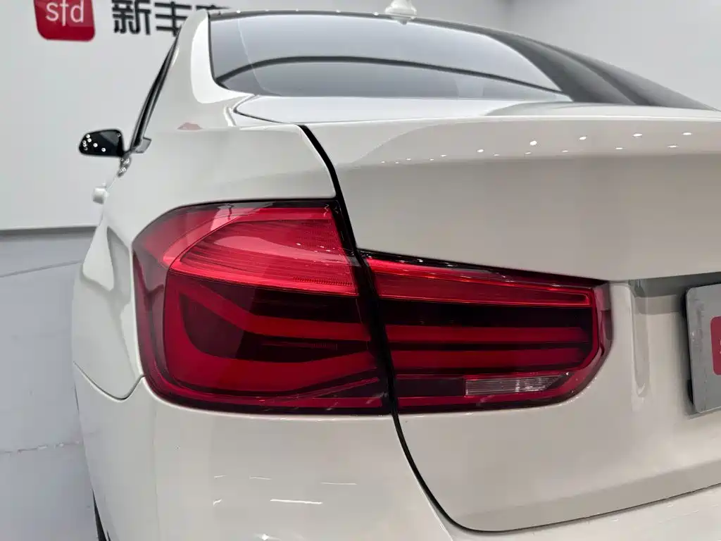 BMW 3 Series 2018 — фото 29