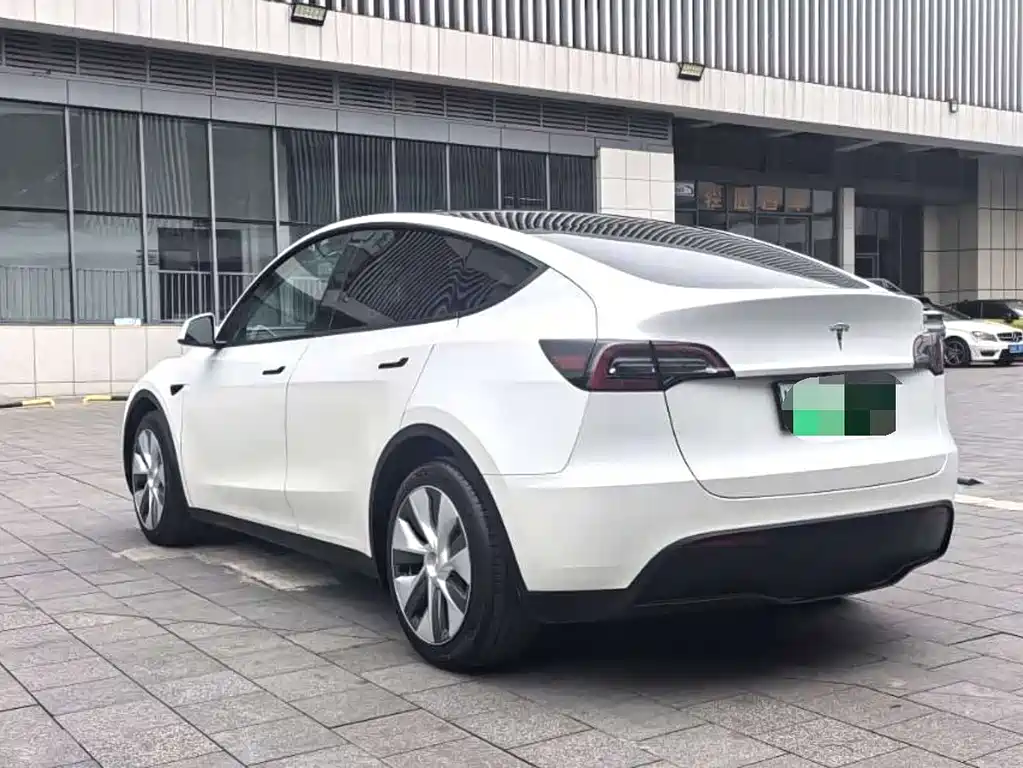 Tesla Model Y 2023 — фото 9