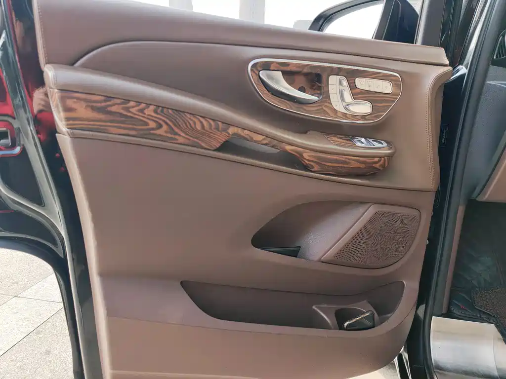 Mercedes-Benz V-Class 2019 — фото 28