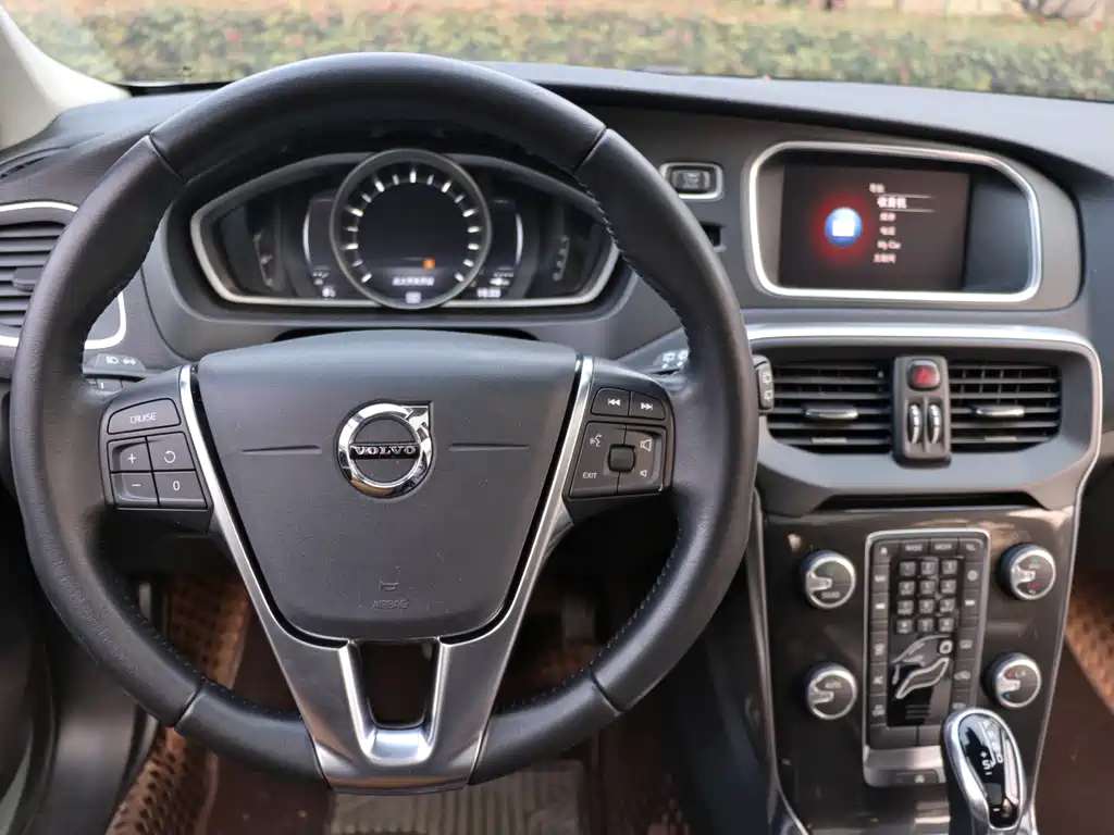 Volvo V40 2018 — фото 15