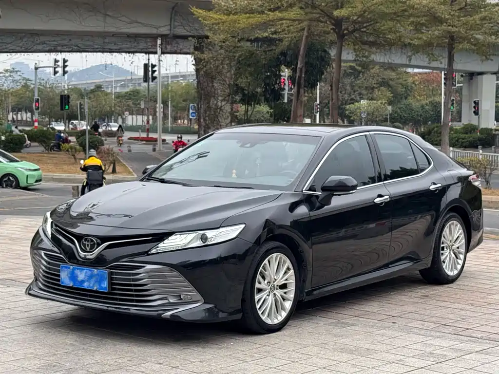 Toyota Camry 2019 — фото 1