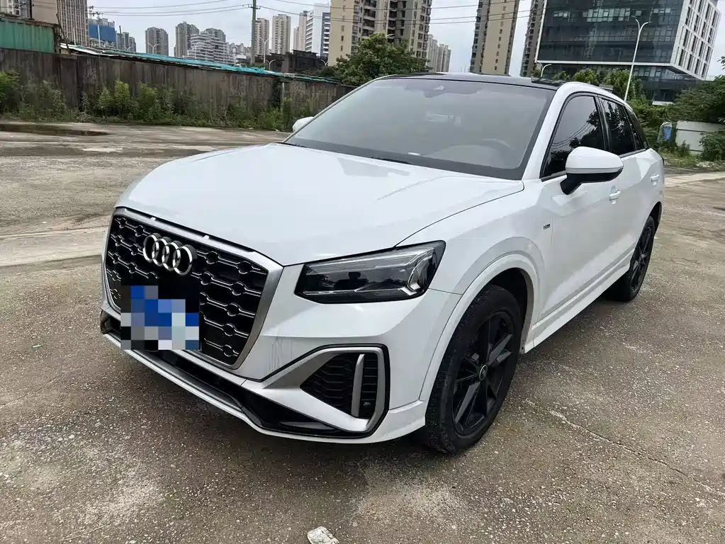 Audi Q2L 2022 — фото 1