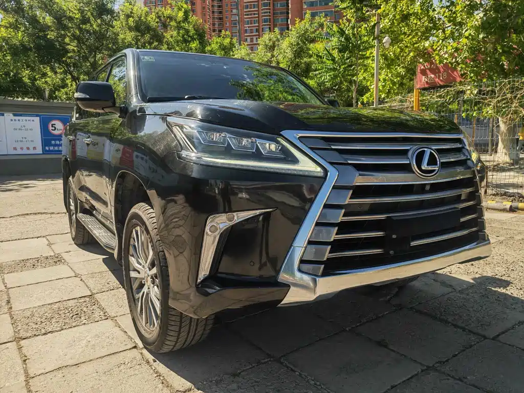 Lexus LX 2018 — фото 1