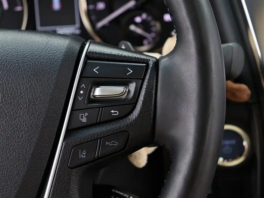 Toyota Alphard 2023 — фото 19