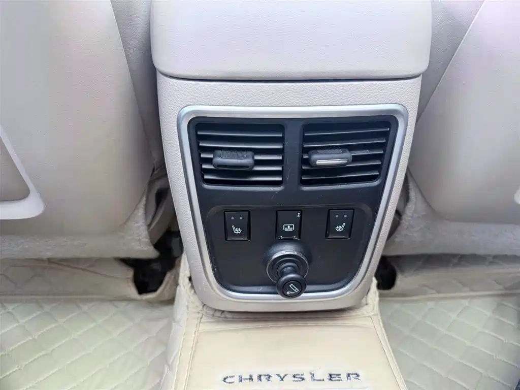 Chrysler 300C 2015 — фото 9