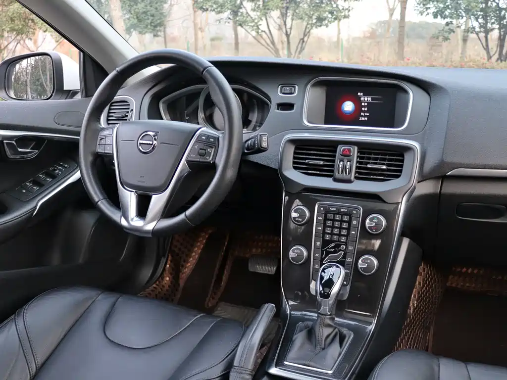 Volvo V40 2018 — фото 17