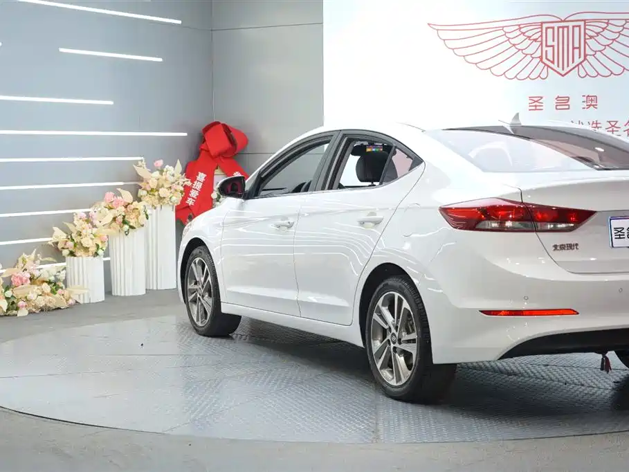 Hyundai Elantra 2017 — фото 2