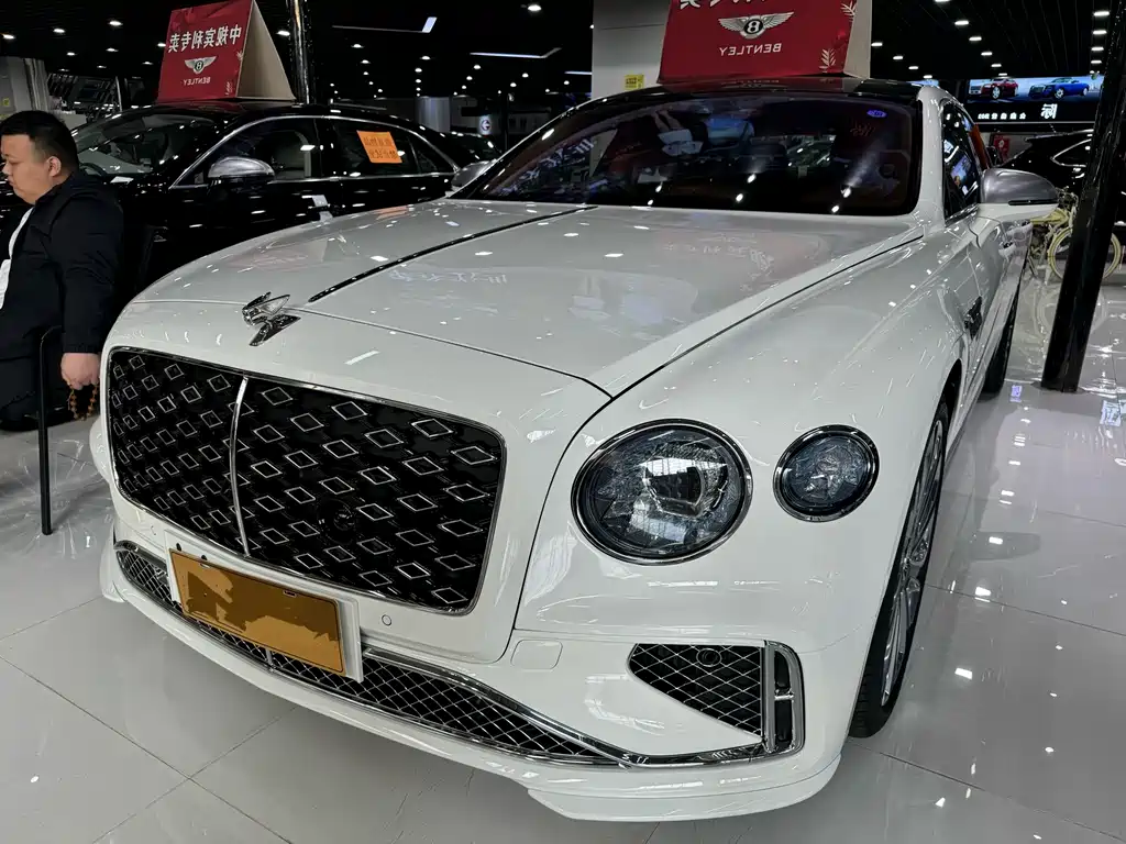 Bentley Flying Spur — фото 1