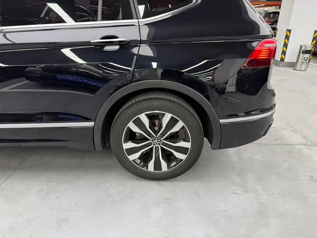 Volkswagen Tiguan L 2023 — фото 12