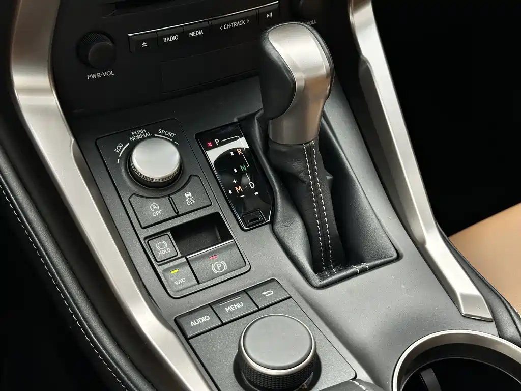 Lexus NX 2017 — фото 18