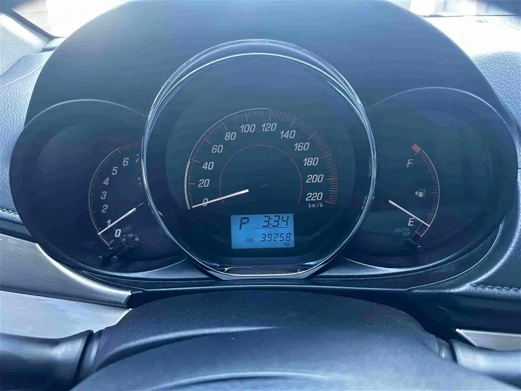 Toyota Yaris L 2021 — фото 8