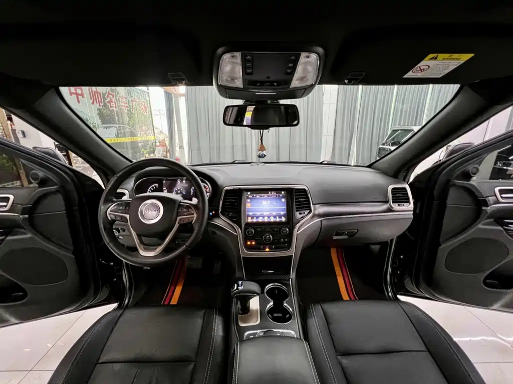 Jeep Grand Cherokee 2017 — фото 16