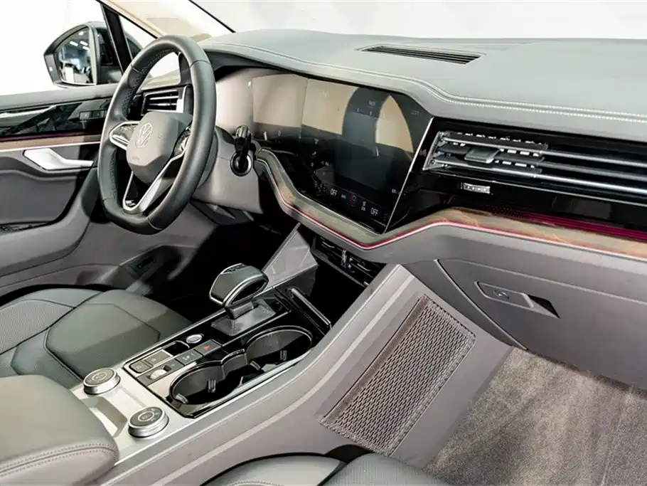 Volkswagen Touareg 2023 — фото 20