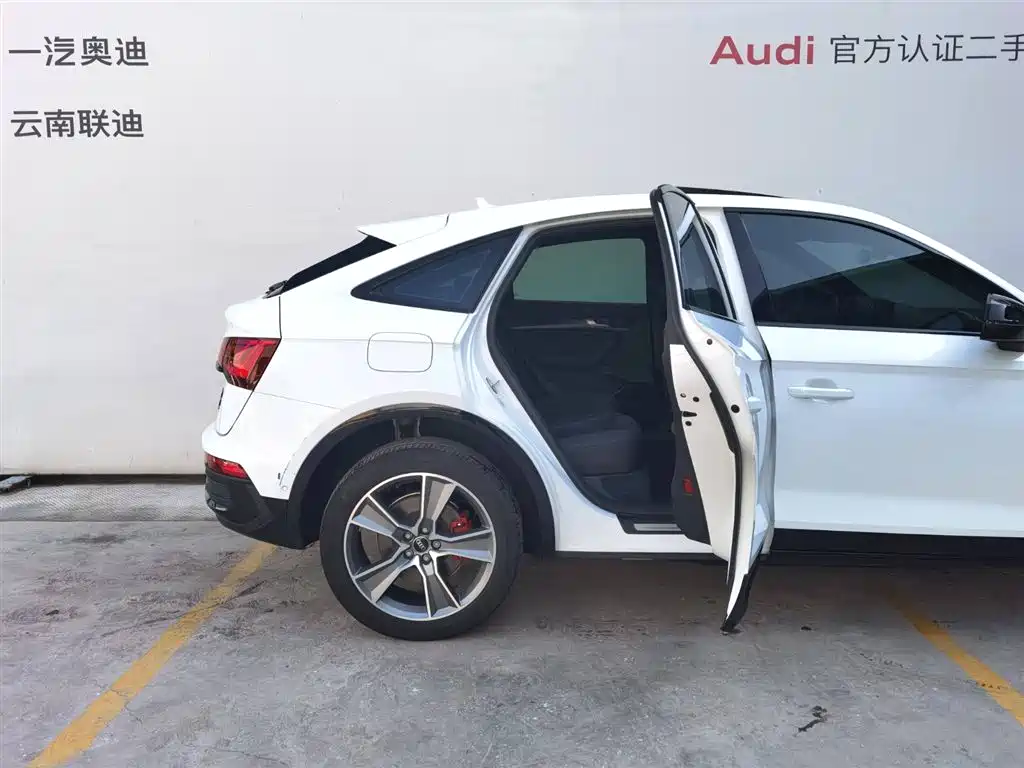 Audi Q5L Sportback 2023 — фото 25