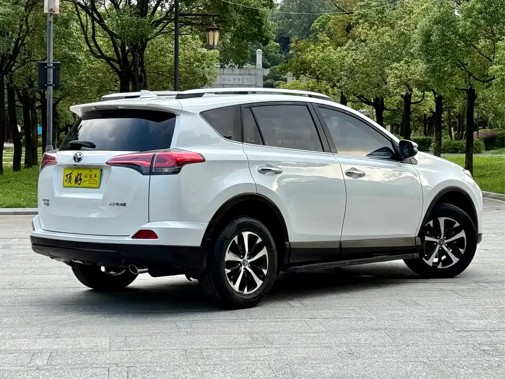 Toyota RAV4 2017 — фото 6