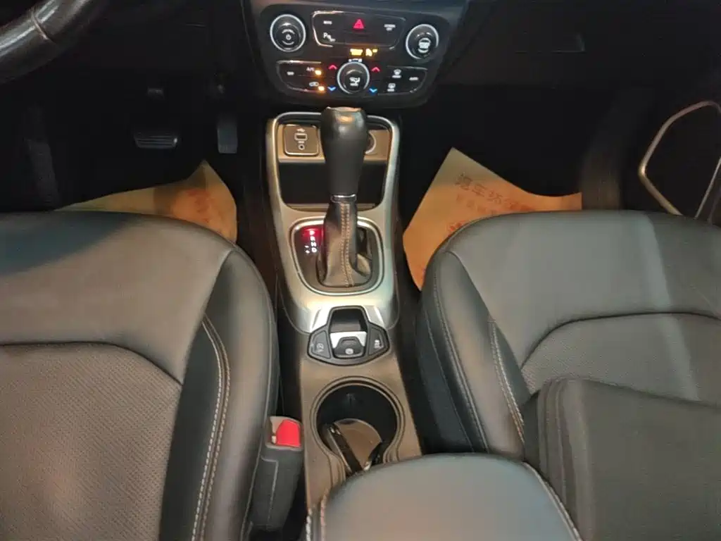 Jeep Compass 2018 — фото 14