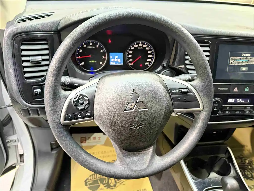 Mitsubishi Outlander 2022 — фото 18