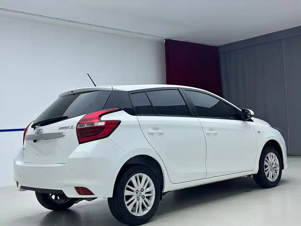 Toyota Yaris L 2022 — фото 6