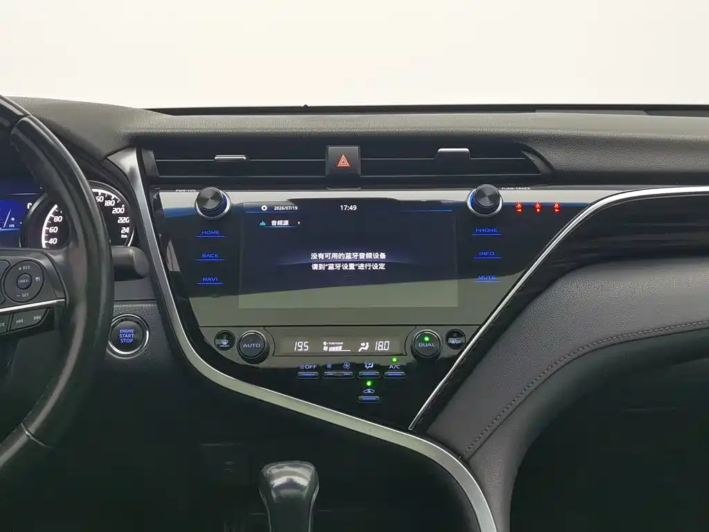 Toyota Camry 2019 — фото 12