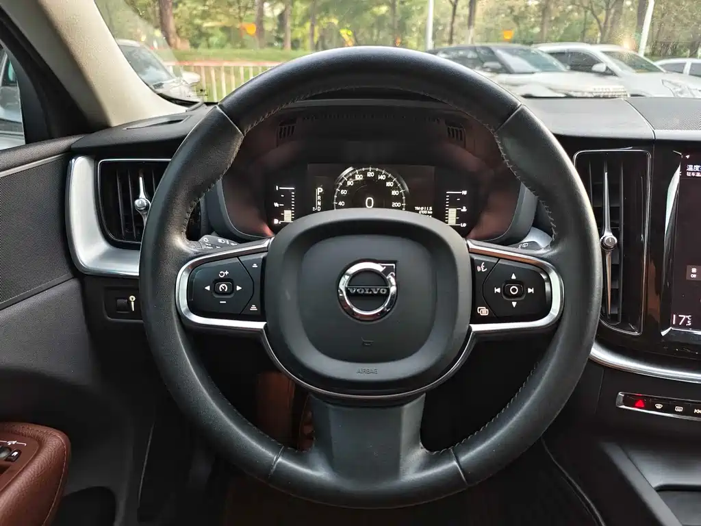 Volvo XC60 2020 — фото 20