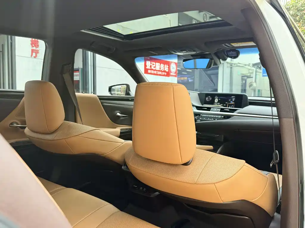 Lexus ES 2020 — фото 17