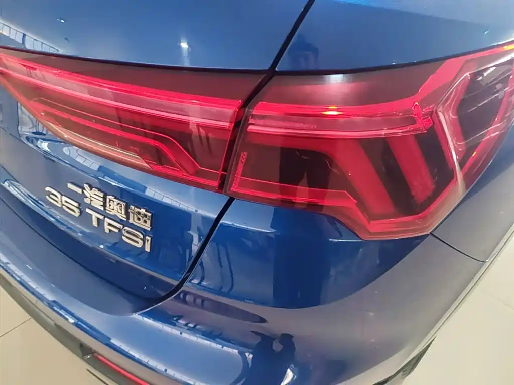 Audi Q3 2019 — фото 8