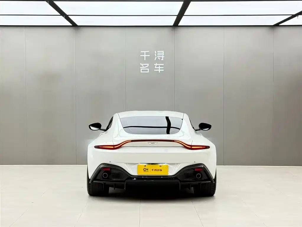 Aston Martin V8 Vantage 2020 — фото 13