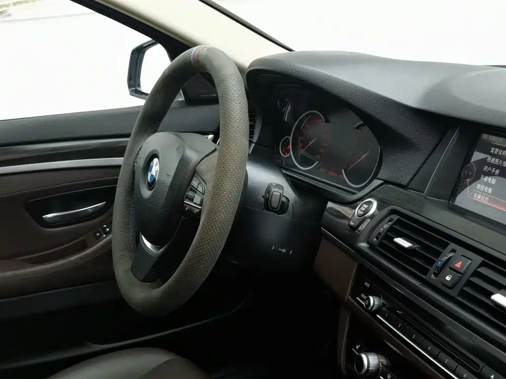 BMW 5 Series 2017 — фото 22