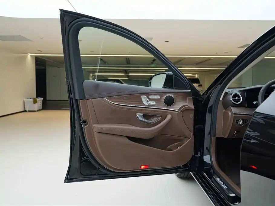 Mercedes-Benz E-Class 2023 — фото 16