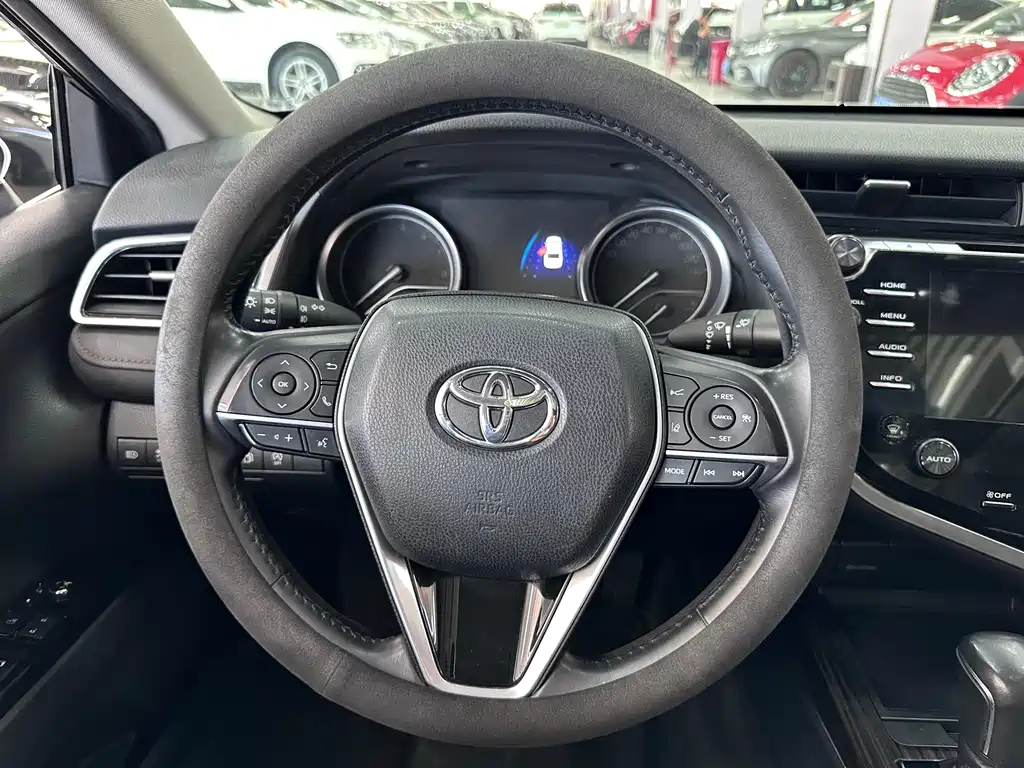 Toyota Camry 2018 — фото 12