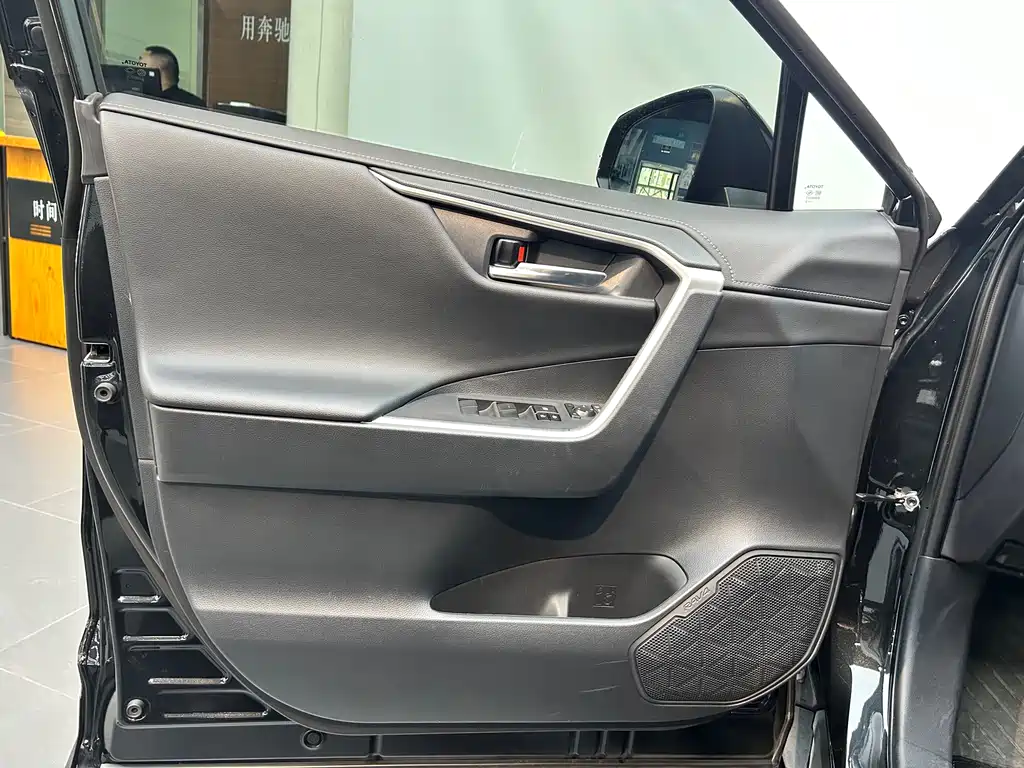 Toyota RAV4 2023 — фото 19