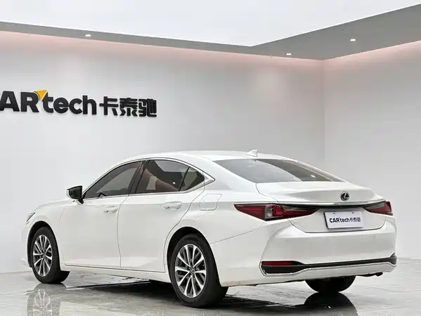 Lexus ES 2023
