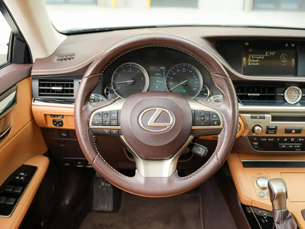 Lexus ES 2018 — фото 22