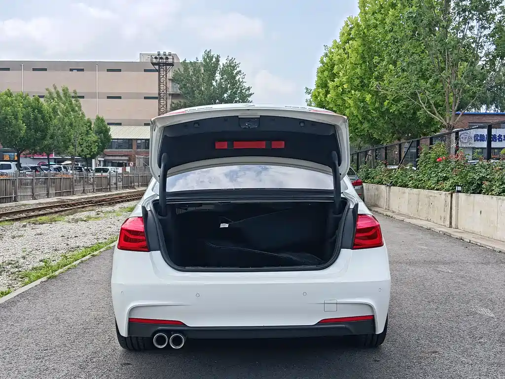 BMW 3 Series 2019 — фото 11