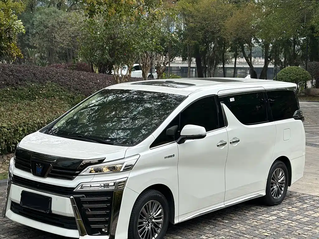 Toyota Vellfire 2023 — фото 1