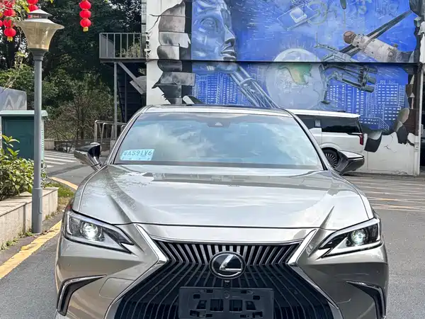 Lexus ES 2020