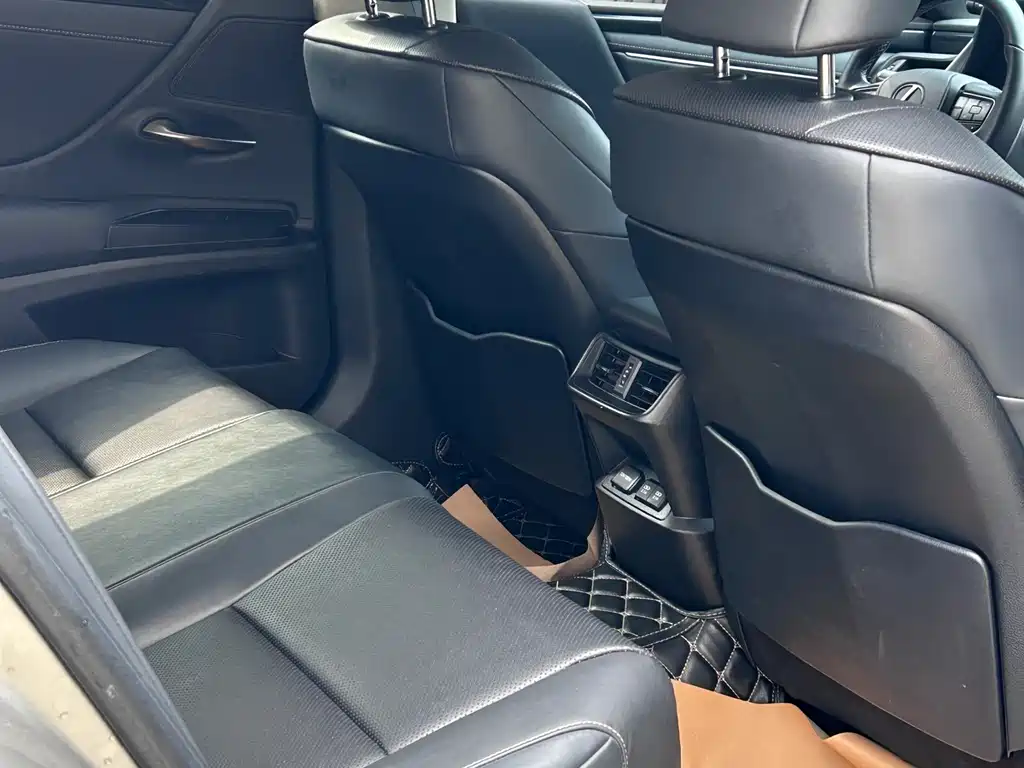 Lexus ES 2020 — фото 10