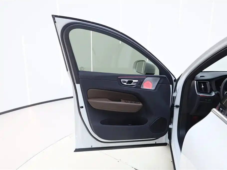 Volvo XC60 2024 — фото 18