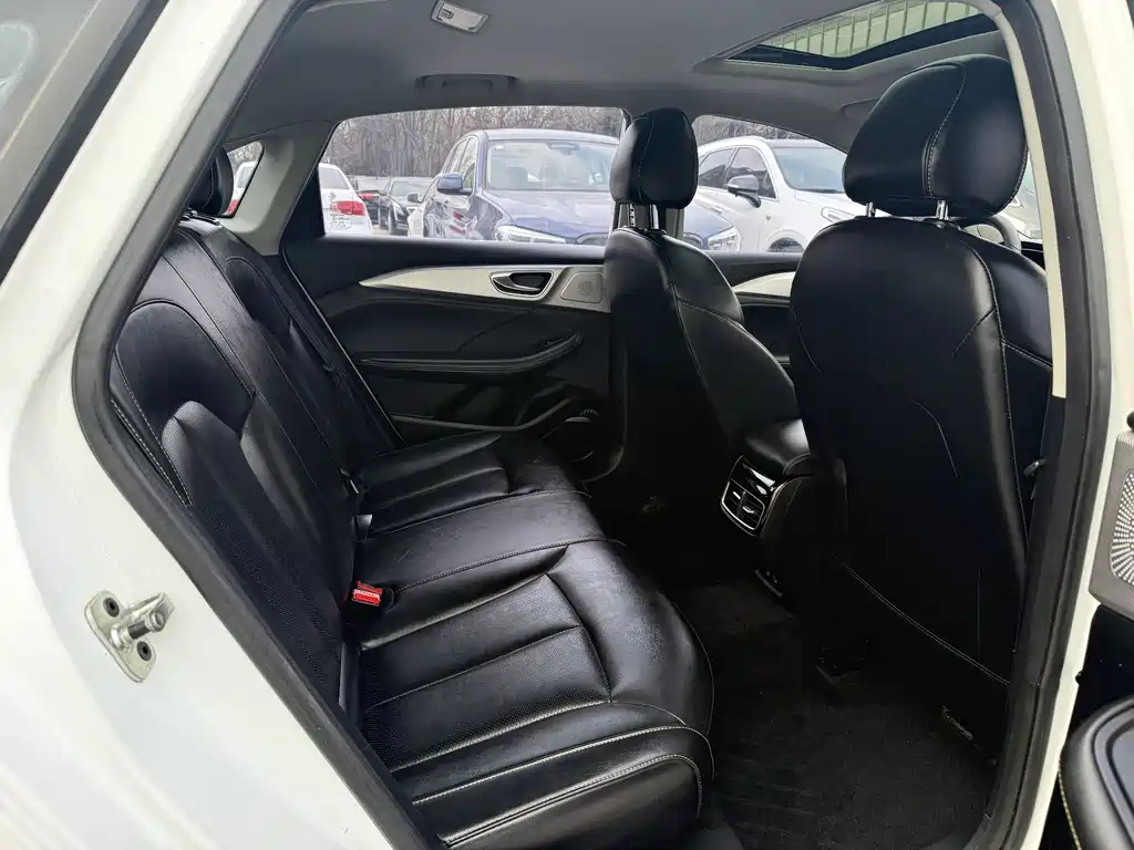 Roewe i6 MAX New Energy 2022 — фото 6