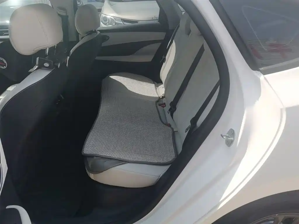 BYD Seal 05 DM-i 2025 — фото 17