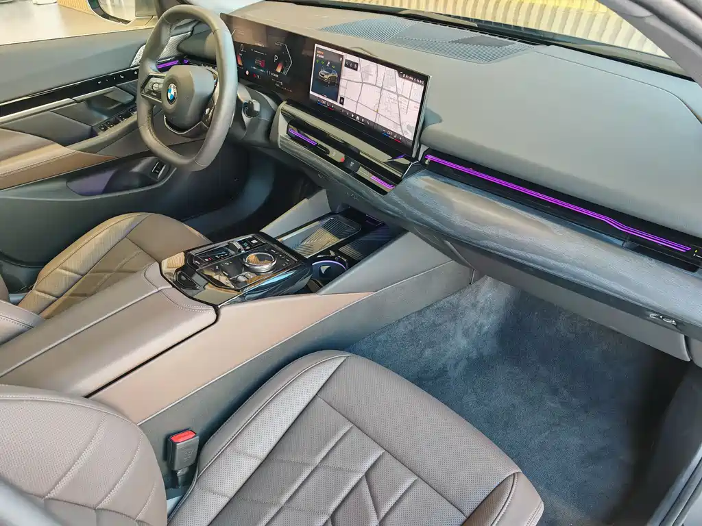 BMW 5 Series 2025 — фото 18